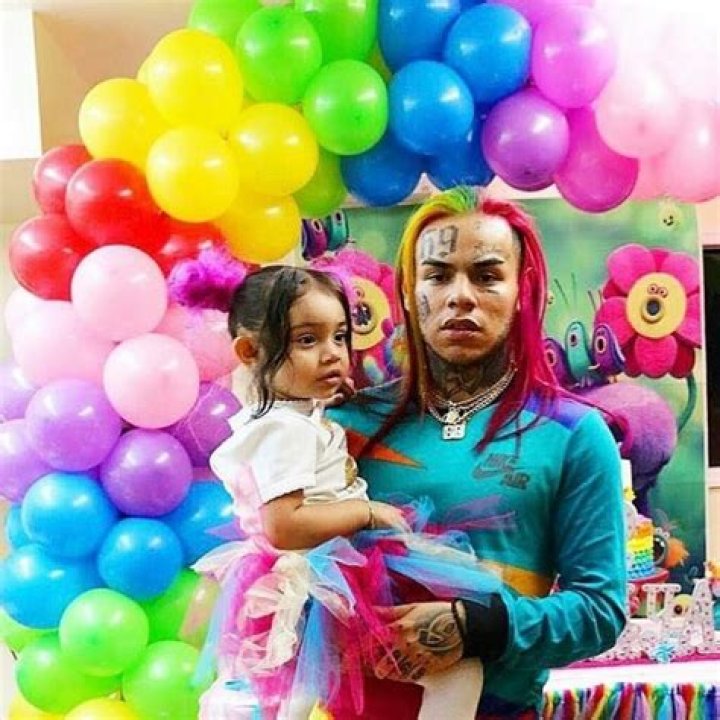 6ix9ine Nationality Parents
