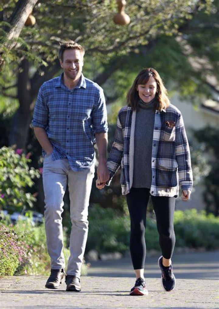 Exploring Jodie Comer’s Love Life: Who Is She Dating In 2024?