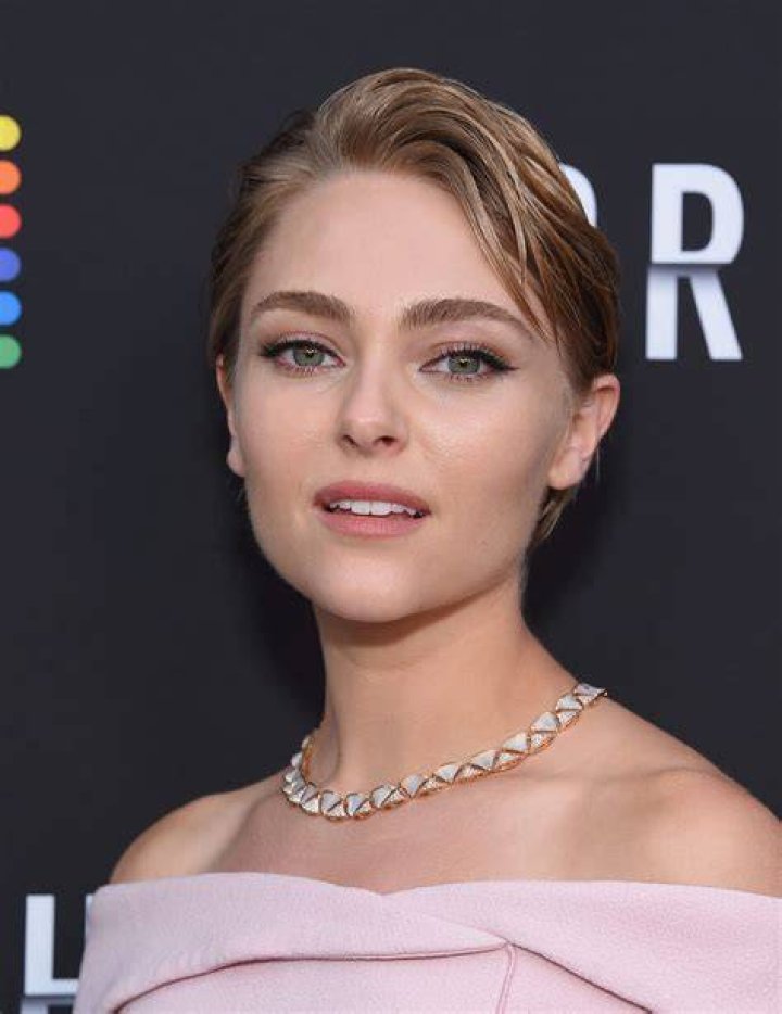 Hot Young Female Celebrities