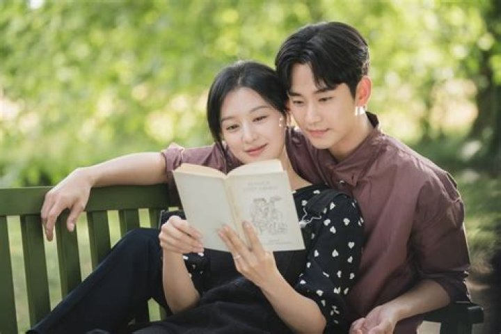 The History Behind Kim Ji Won And Kim Soo Hyun's Mysterious Relationship